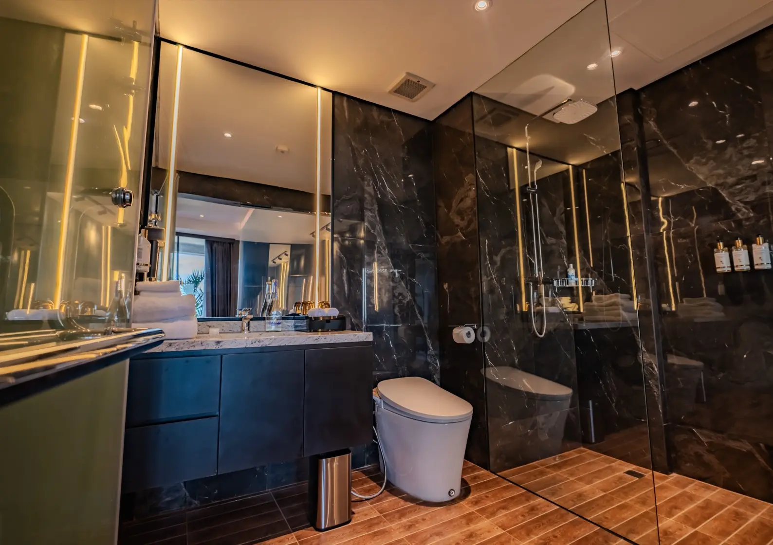 Bedroom of the one-bedroom suite — 3